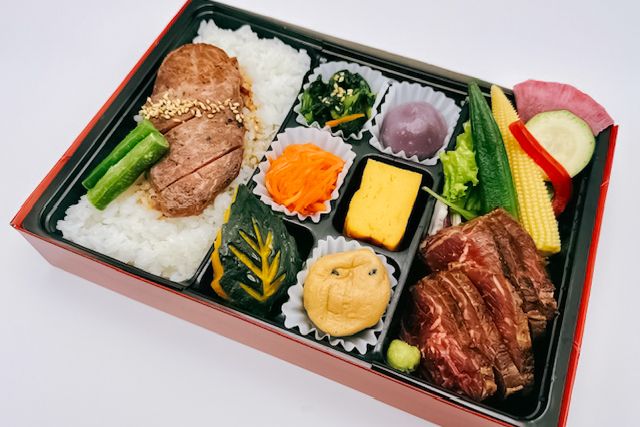 牛たんと黒毛和牛 つかさ政宗-サーロインステーキと牛ハラミ焼肉で幕の内弁当