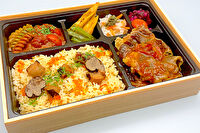 罪深き肉 クルニク-自家製ソースのグリルトマトバーグと熟成牛カルビのトマトすき焼き蛸飯弁当