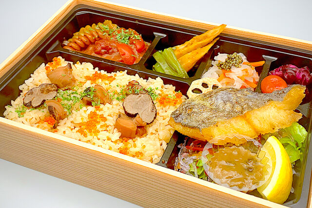 罪深き肉 クルニク-自家製ソースのグリルトマトバーグとホキ魚の岩塩焼き蛸飯弁当