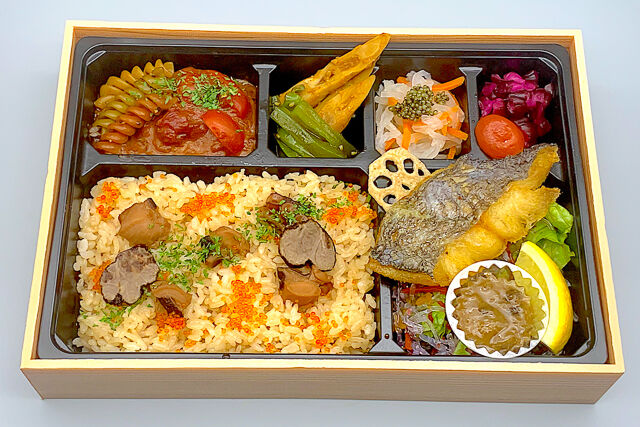 罪深き肉 クルニク-自家製ソースのグリルトマトバーグとホキ魚の岩塩焼き蛸飯弁当