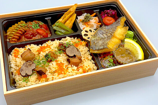 自家製ソースのグリルトマトバーグとホキ魚の岩塩焼き蛸飯弁当