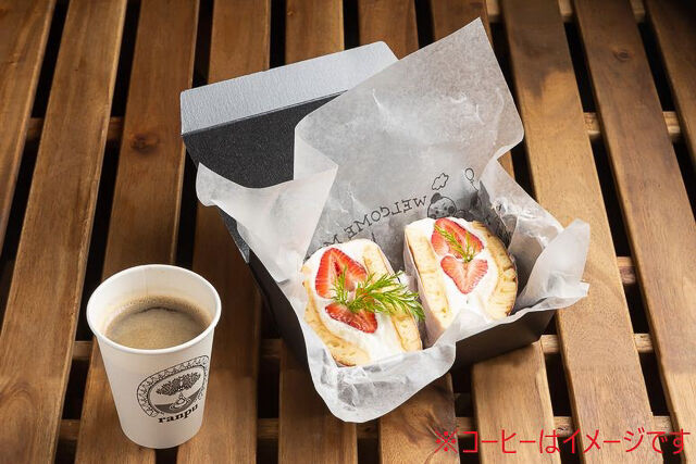 苺・蔵王クリームチーズあん・竹鶏カスタードクリームのつやぱん苺サンド