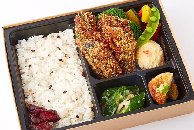 ウチルカ の 鰯 いわし のごま竜田揚げ弁当 ごちクル お弁当の配達 デリバリー