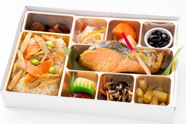 和ごころ膳 樂-【熨斗対応可】 銀さけ西京焼きと出汁ご飯 華やか膳 ーシャインホワイト紙箱ー