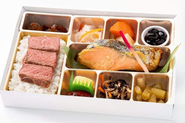 和ごころ膳 樂-【熨斗対応可】 銀さけ西京焼きとステーキご飯 華やか膳 ーシャインホワイト紙箱ー