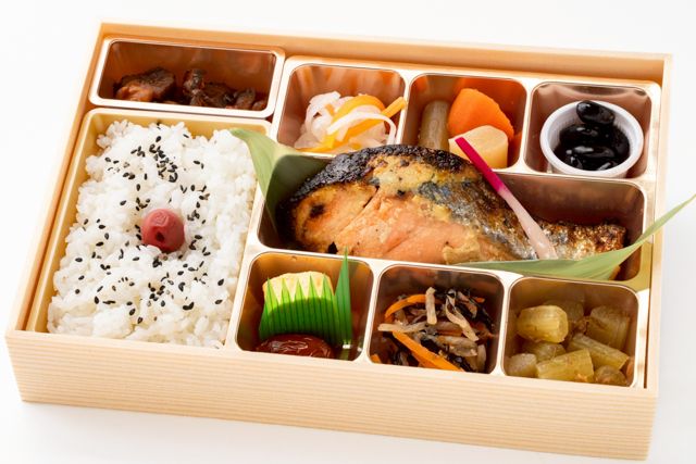 和ごころ膳 樂-【熨斗対応可】 銀さけ西京焼き 華やか膳 ー高級折箱ー