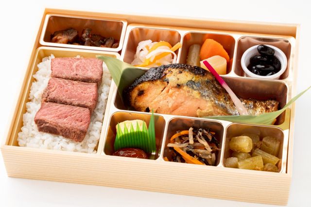 和ごころ膳 樂-【熨斗対応可】 銀さけ西京焼きとステーキご飯 華やか膳 ー高級折箱ー
