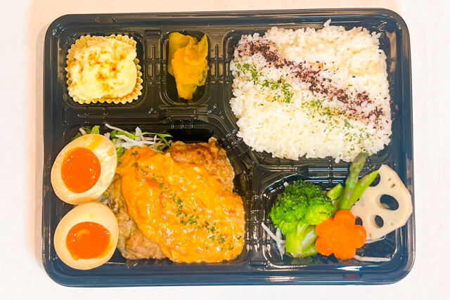 笑う門には福来る-がっつりハンバーグのロコモコ弁当