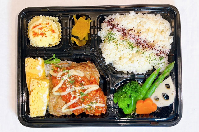 笑う門には福来る-うまトマチーズハンバーグ弁当
