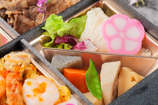 和匠 頂-彩 ～三彩チラシ飯と黒毛和牛すき焼きの贅沢御膳～