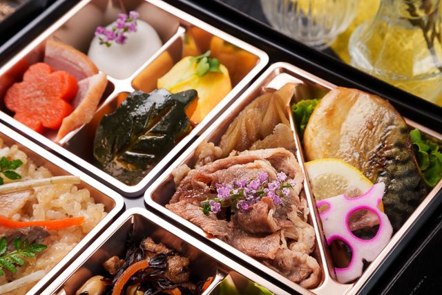 和匠 頂-【熨斗対応可】柳（やなぎ）～出汁にこだわった鶏五目と特選牛すき焼きと厳選焼鯖～