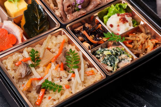 和匠 頂-【熨斗対応可】柳（やなぎ）～出汁にこだわった鶏五目と特選牛すき焼きと厳選焼鯖～