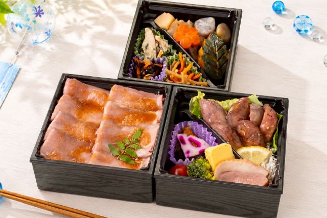 【熨斗対応可】翠華（すいか）〜ローストビーフ重と厚切りネギ塩牛タンステーキの三段弁当〜