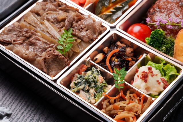 和匠 頂-【熨斗対応可】瑠璃(るり)～黒毛和牛すき焼重と特製和風ソースの黒毛和牛ハンバーグのお弁当～