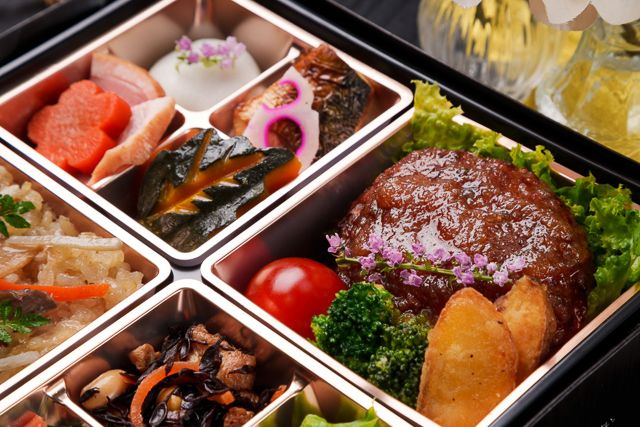 和匠 頂-【熨斗対応可】藤（ふじ）〜出汁にこだわった鶏五目と特製和風ソースの黒毛和牛ハンバーグ御膳〜