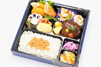 和惣菜 彩り屋-ハンバーグと季節の焼魚弁当（NO.124）