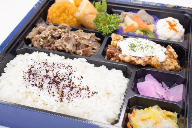 和惣菜 彩り屋-和牛焼肉とチキン南蛮弁当（NO.121）