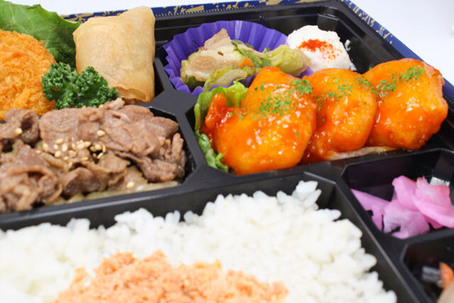 和惣菜 彩り屋-和牛焼肉とエビチリ弁当（NO.123）
