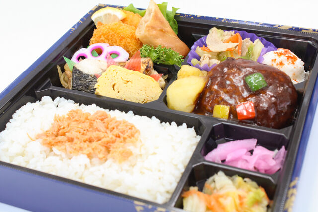 和惣菜 彩り屋-ハンバーグと季節の焼魚弁当（NO.124）
