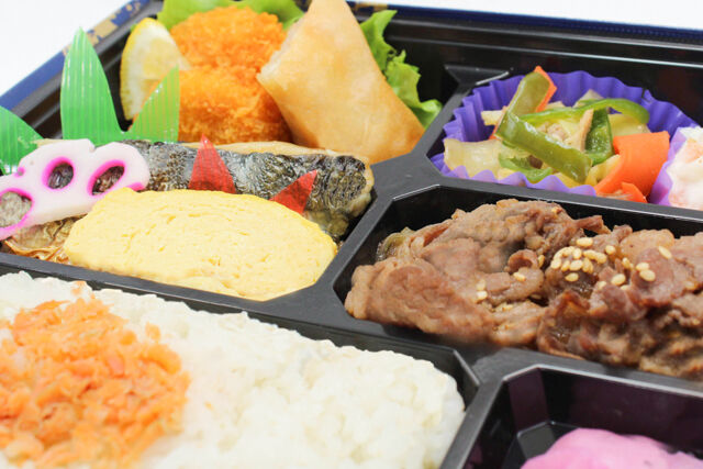和惣菜 彩り屋-和牛焼肉と季節の焼魚弁当（NO.125）