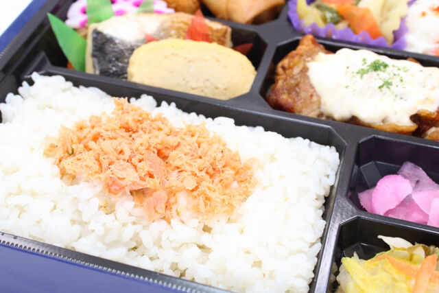 和惣菜 彩り屋-チキン南蛮と焼き魚弁当 （NO.126）