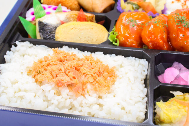 和惣菜 彩り屋-エビチリと季節の焼魚弁当（NO.127）