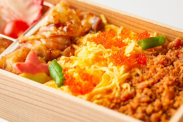 秋田料理 わったりぼうず-秋田比内地鶏の炊き込みそぼろご飯と秋田彩りおかず満載鶏弁当
