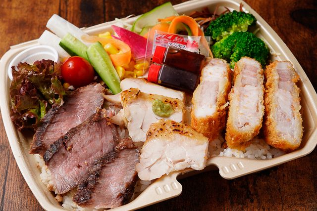 A5カルビ＆とんかつ＆チキンソテー3種肉盛りBOX【M11】の商品写真