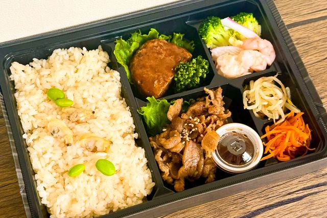 生だれ牛カルビ焼肉とデミグラスソースハンバーグ