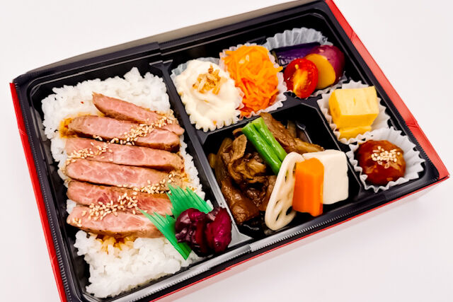 焼き芋の時間-サーロインステーキと黒毛和牛のすき焼き弁当