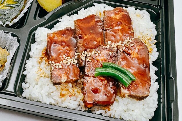 焼き芋の時間-若鶏炙り焼重のよくばりプレート（彩り野菜と黒酢肉団子）