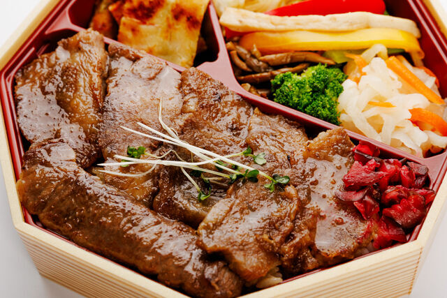 焼肉 三味-焼肉弁当（和牛特上ロースと国産牛ハラミ）