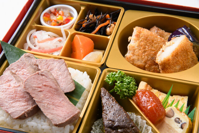 洋風BENTO LAB Raku-dressing-ロース芯のステーキご飯とチキンカツの懐石風アソートBOX