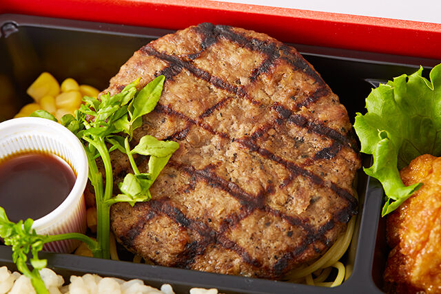 用賀grill 大阪店 の 直火網焼きステーキハンバーグbox デザート付き ごちクル お弁当の配達 デリバリー