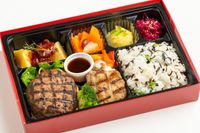 用賀GRILL ～Season Select Label～-【熨斗対応可】直火網焼きステーキハンバーグ＆グリル・ド・チキン コラボ弁当