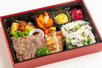 用賀GRILL ～Season Select Label～-【熨斗対応可】直火網焼きハラミステーキ＆グリル・ド・チキン コラボ弁当