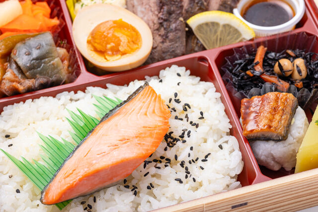 用賀GRILL ～Season Select Label～-【熨斗対応可】THE MAKUNOUCHI（幕ノ内弁当 直火網焼きハラミステーキ）