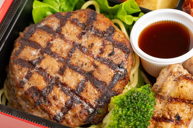 用賀GRILL ～Season Select Label～-【熨斗対応可】直火網焼きステーキハンバーグ＆グリル・ド・チキン コラボ弁当