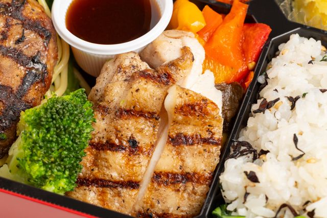 用賀GRILL ～Season Select Label～-【熨斗対応可】直火網焼きステーキハンバーグ＆グリル・ド・チキン コラボ弁当