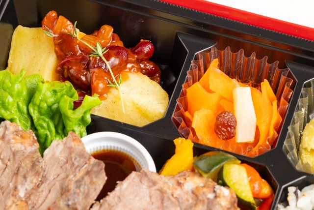 用賀GRILL ～Season Select Label～-【熨斗対応可】直火網焼きステーキハンバーグ＆グリル・ド・チキン コラボ弁当