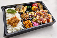横濱幕の内家-幕ノ内（上）ローストチキン＆低温焼きサバ弁当