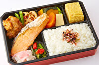 横濱うお時-昭和27年（1952年）創業のド定番、鮭の塩焼き幕の内弁当