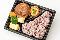 洋食喫茶イセザキ-【昭和時代の子供の大好物】メンチカツとお祖父ちゃんのハヤシソース弁当
