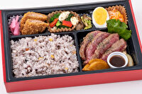 洋食キッチン ファミーユ-厚切りカットのしっとりローストビーフスペシャル弁当