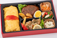 洋食キッチン ファミーユ-柔らか手ごねハンバーグとハーブ香るグリルチキンのダブル弁当