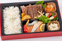 洋食キッチン ファミーユ-厳選牛ステーキとふっくらサーモンムニエルのダブル弁当