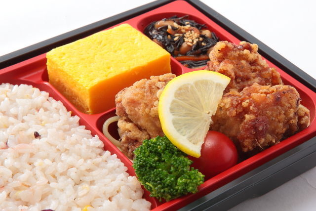 ゆうゆう亭-千人将弁当 ～鶏の唐揚げと大きな玉子焼き～